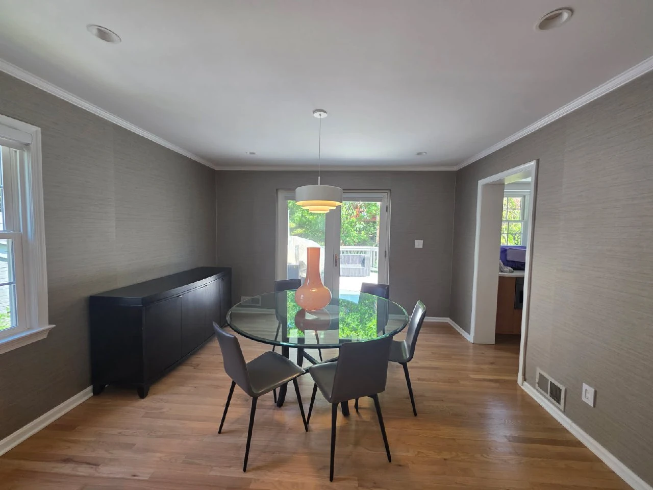 San Mateo modern living room wallpaper
